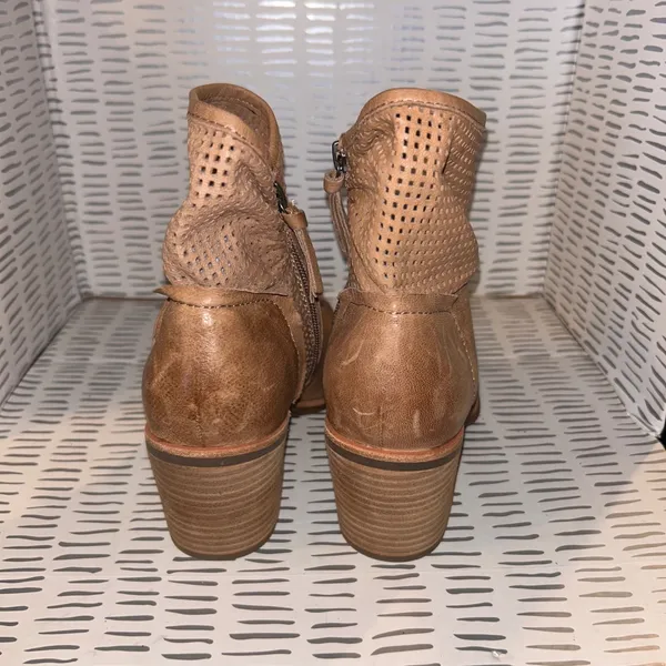 Sofft Chantey Tan Leather Perforated Ankle Boots Womens‎ Size 7M Zip Booties - Image 3