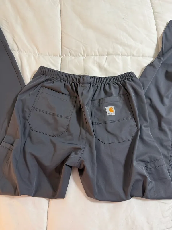 Grey carhartt scrub set Small top/XS bottoms - Image 6