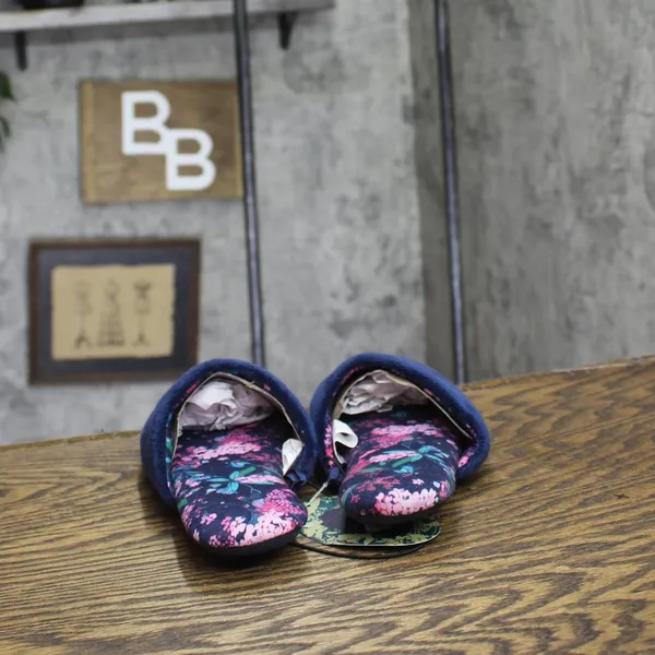 NWT Bridgerton Izzy & Liv Womens Enchanting Floral Bee Slippers Navy Blue 6M - Image 7