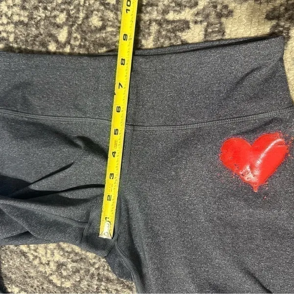 Splits59 Women’s Size M Charcoal Gray Left Hip Heart Capri Cropped Leggings - Image 6
