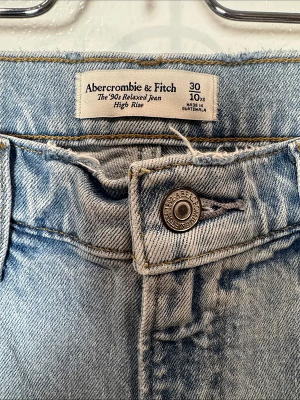 Abercrombie & Fitch Light Wash The 90s Relaxed Jeans High rise size 30 / 10 - Image 4