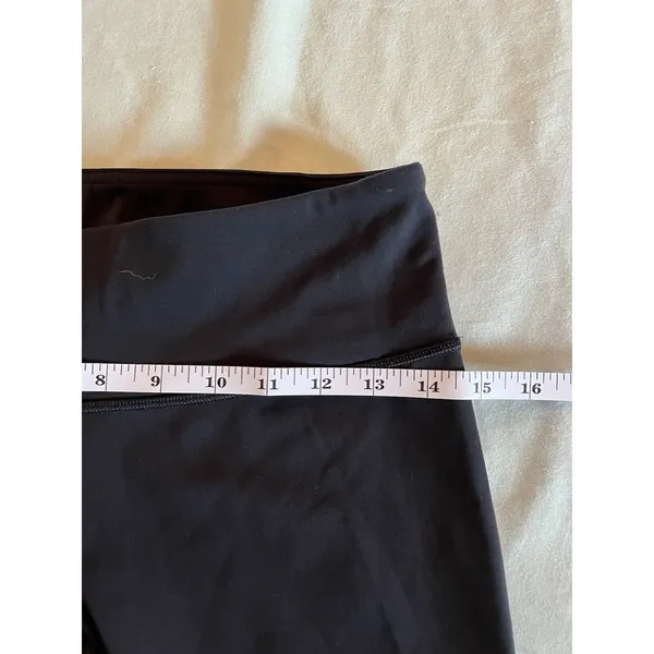 Lululemon Black Simple Cropped Mid Rise Leggings Size 8 20 in long, 28 in waist - Image 3