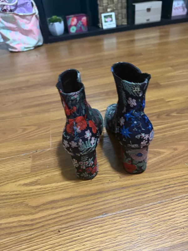 Indigo Rd. embroidered floral ankle booties block heel size 8. - Image 3