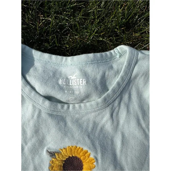 Hollister Sage Green Baby Sunflower Tee Size XS - Image 4