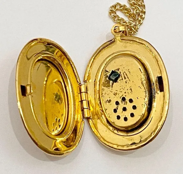 Vintage Gold tone Cameo Locket Necklace - Image 13