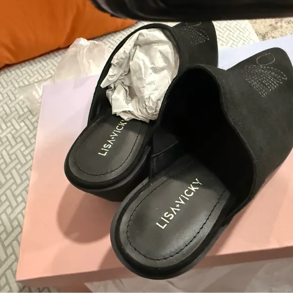 Lisa Vicky Black Suede Shoes Size 7.5 - Image 4
