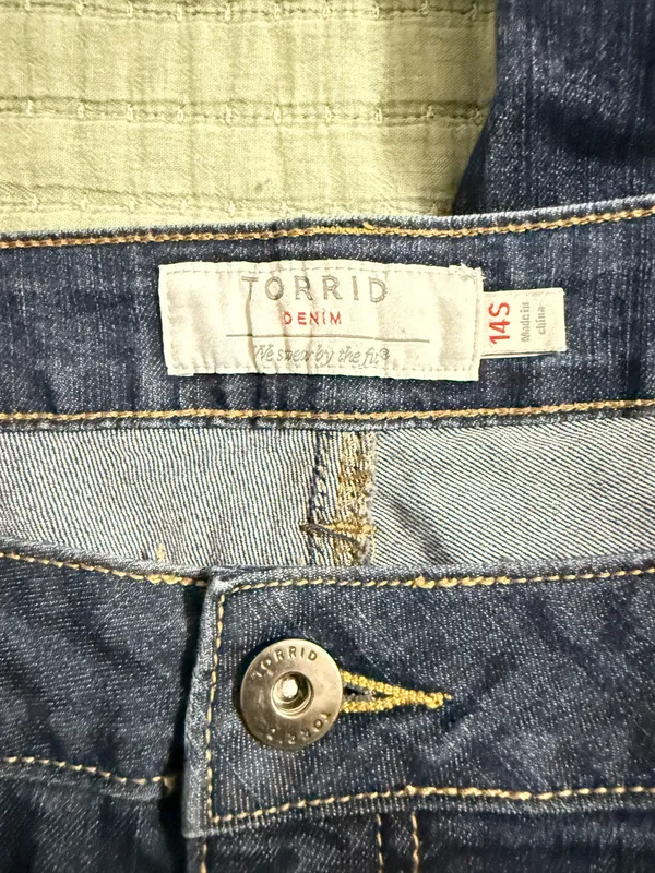 Torrid Women’s Dark Wash Skinny Jeans Size 14S - Image 5