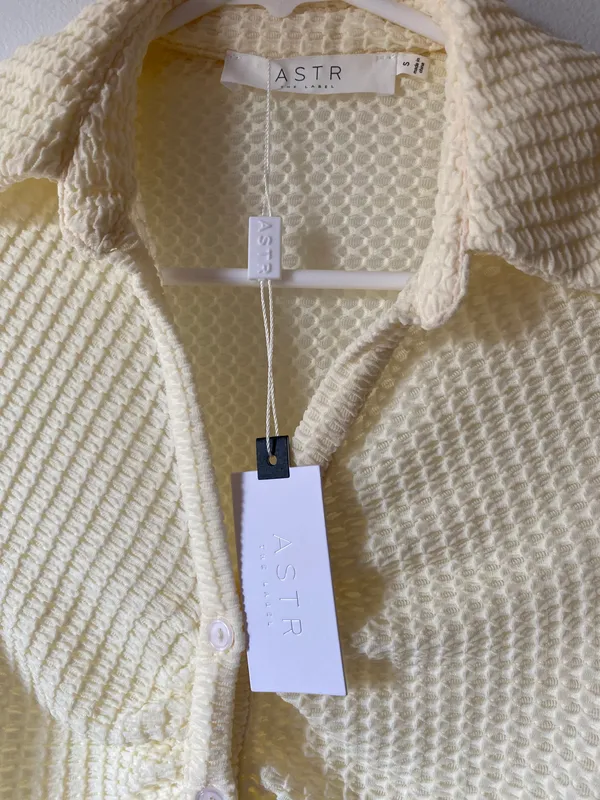 ASTR the Label NWT lamora knit waffle ruched button up top - Image 2