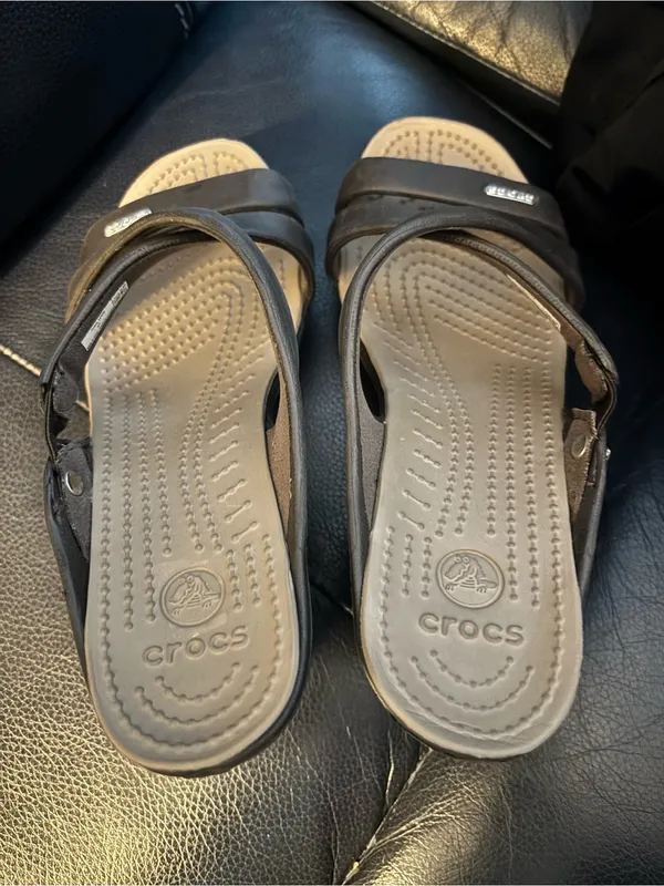 Crocs Cyprus IV heel sandals in a brown and tan color size 7 - Image 4