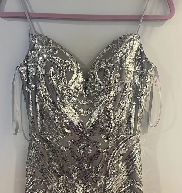Amelia Couture style no. 62079114 (size 2) silver detailed prom dress - Image 2