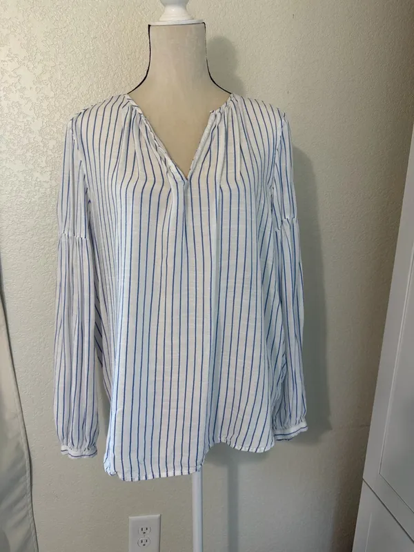 GAP‎ Relaxed Split-Neck Shirred Blouse, Size Large - Image 2
