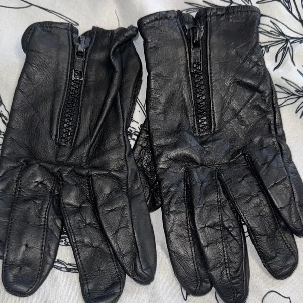 Black Leather Women's Gloves - Image 3