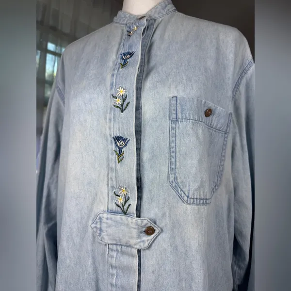Vintage ‘80s Carry Back Light Wash Denim Embroidered Relaxed Fit Shirt - Image 3