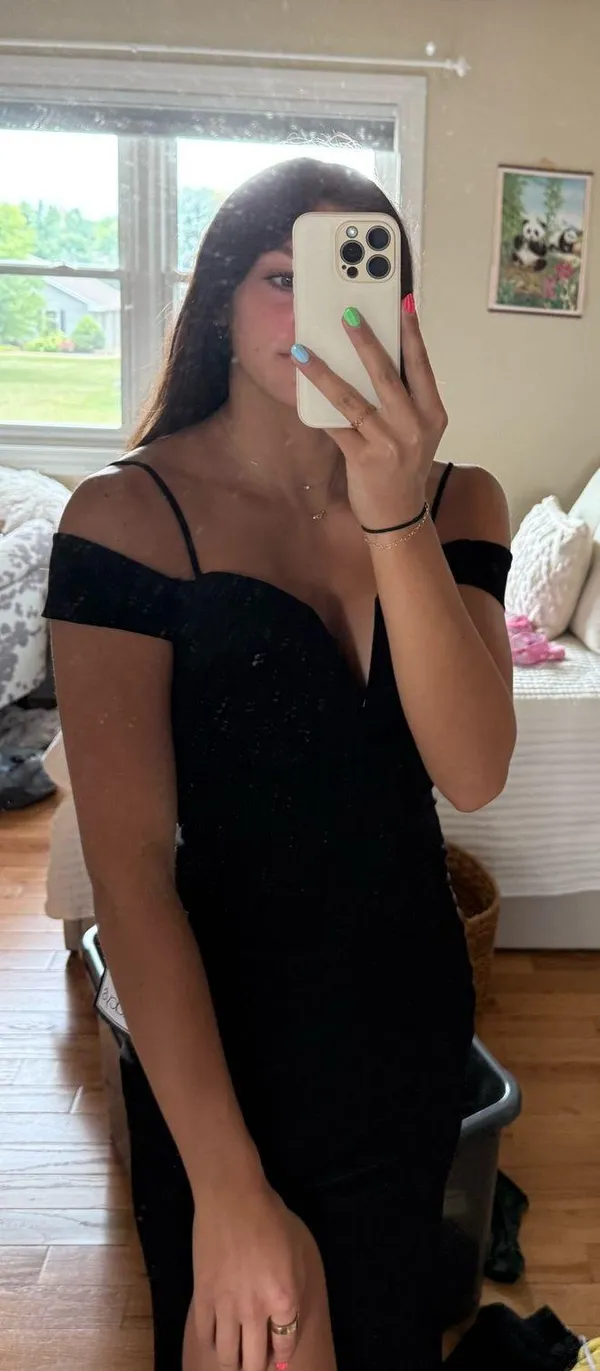 Black prom gown slit Size 1 - Image 3