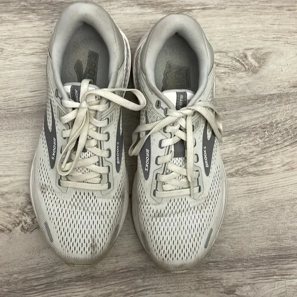 Brooks Gray & White Adrenaline GTS 22 Supportive Running Shoe Women's Size 8.5 - Image 3