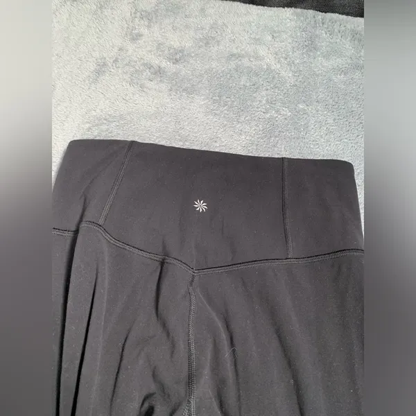 Athleta black Elation Laser Cut 7/8 Leggings small - Image 9