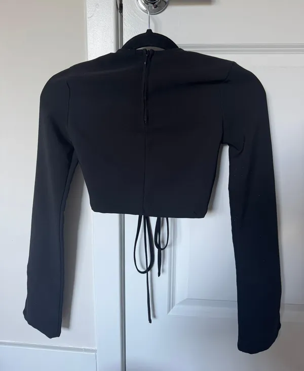 H&M Divided Black Long Sleeved Crop Top - Image 3