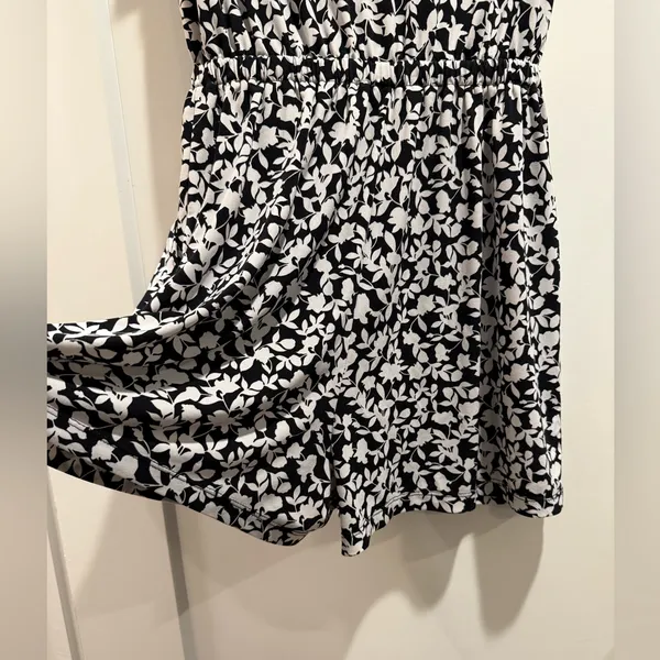 Banana Republic‎ Monochrome Floral romper Size S - Image 4