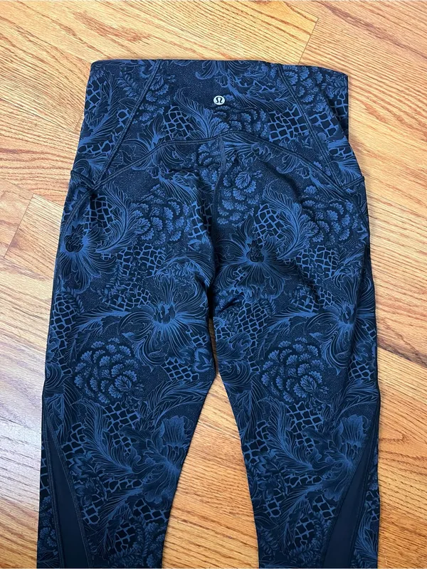 Lululemon Black and Navy Floral Print Legging - Image 6