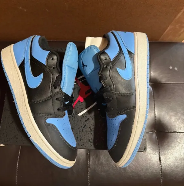 Air Jordan 1 low GS black/ university blue 7 Youth - Image 4