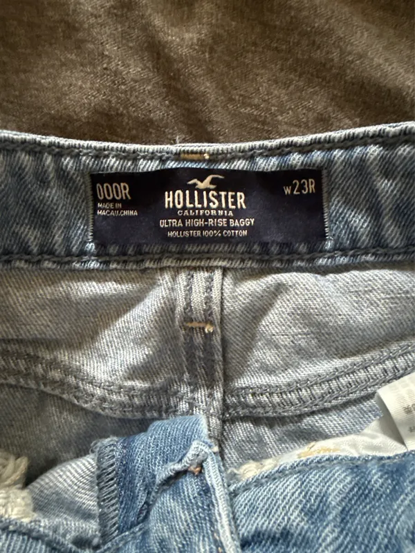 Hollister Ultra High-Rise Medium Wash Baggy Jeans - Image 3
