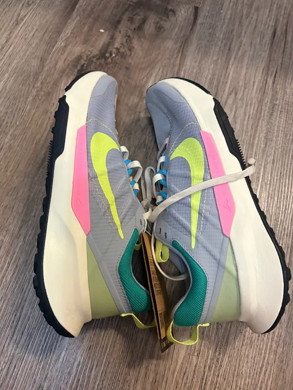 Women’s Nike shoes - Image 2