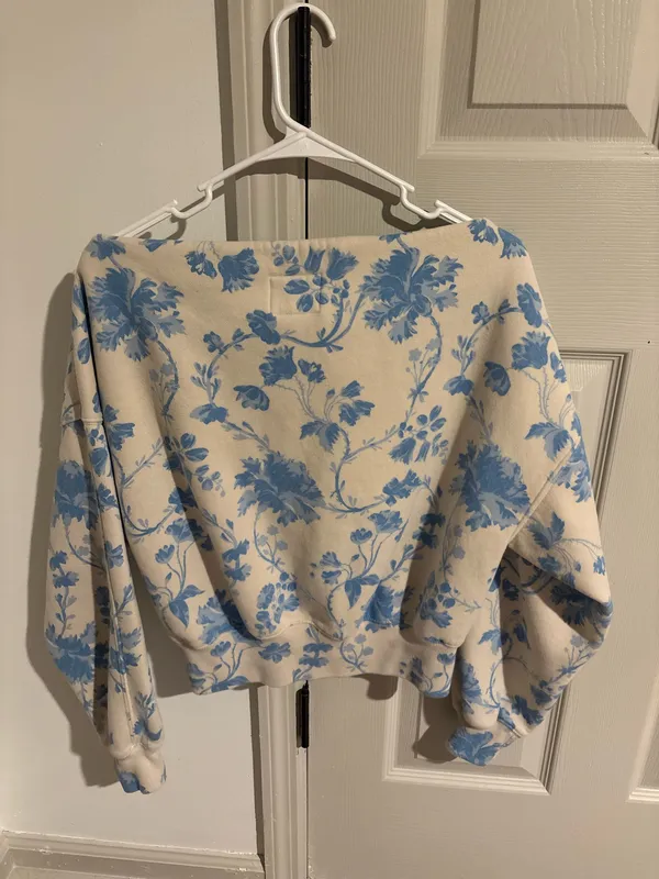 Off-The-Shoulder Abercrombie Sweatshirt - Image 2