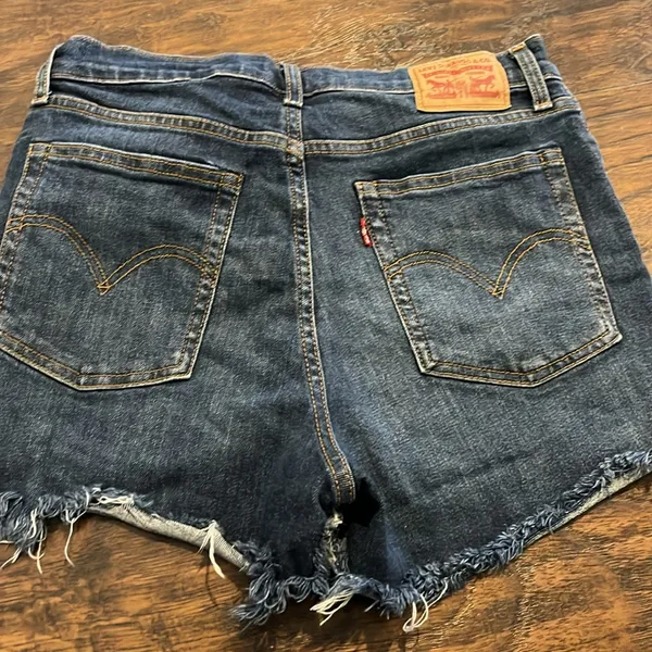 Levi’s Dark Wash High Rise Wedgie Short • Size 30 • Frayed Hem Denim - Image 3