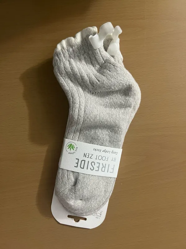 Women's 1 Pack Fireside Bow Quarter Cozy Socks - Image 4