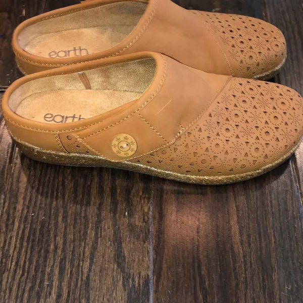 Earth origins slip on shoes size 8M - Image 2