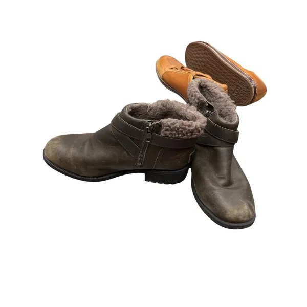 UGG Brown Leather Ankle Boots With Shearling Lining Womens Size 8 SKU 9972 - Image 2