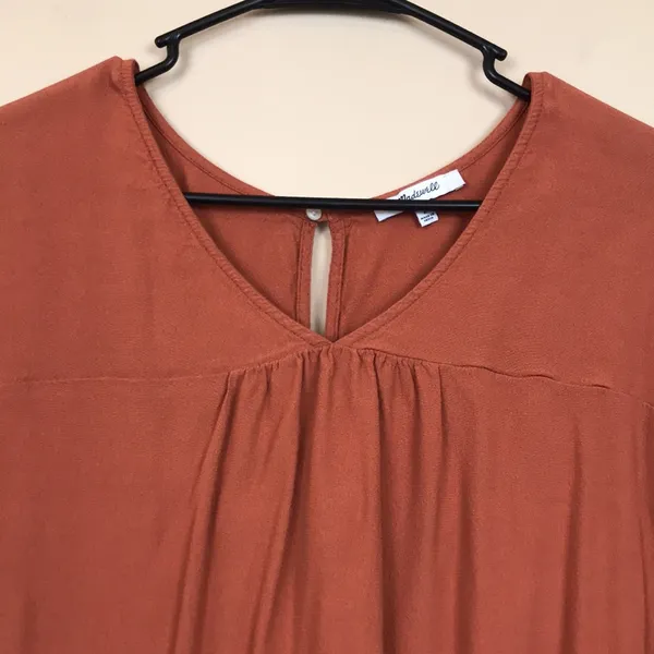 Madewell Women’s Rust Orange Pleated V-Neck Keyhole Back Short Sleeve Blouse - Image 2