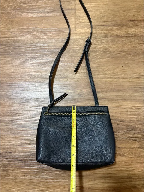 Universal Threads Black Crossbody Bag Adjustable Strap Gold Tone Zip - Image 3