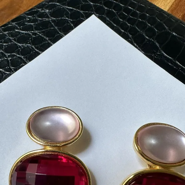 Signed Avon - Gold Tone / Pink Rhinestone Clip-on Clip On Earrings - Image 2