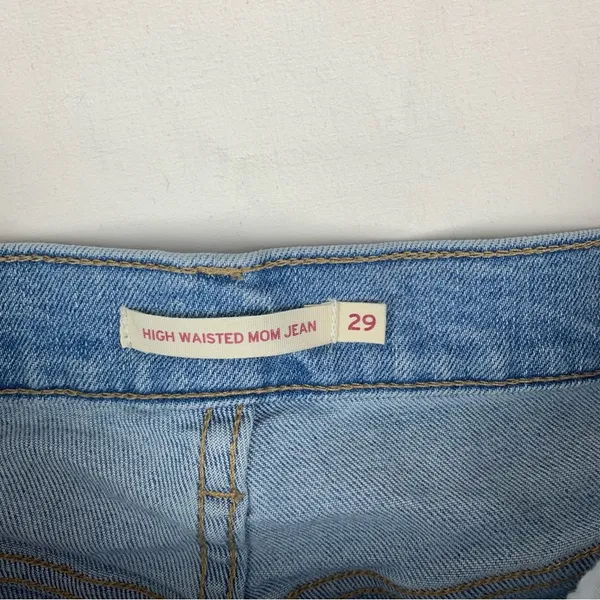 Levi's women's size 29 High waist Mom Jeans light wash denim - Image 3