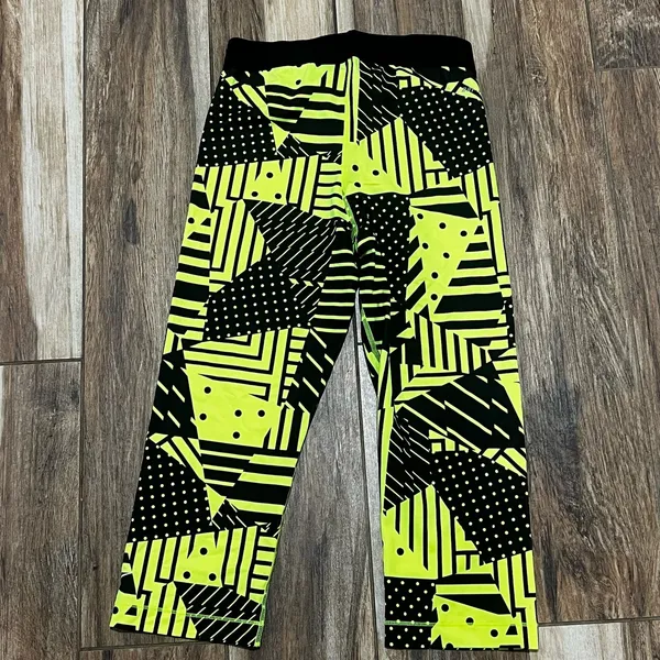 Nike Pro lime green and black cropped leggings medium - Image 3