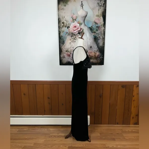 Gorgeous Vintage 90s Maurice’s Black Velvet Prom Gown! - Image 4