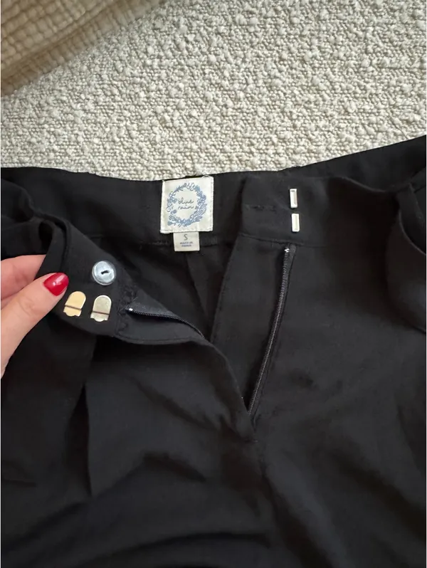 Blue Rain Black pleated Shorts - Image 4
