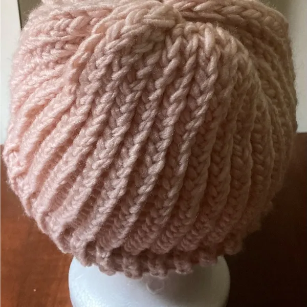 Handmade light pink knit beanie hat for adults - Image 4