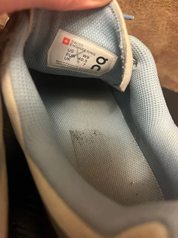 On Cloud Women’s size 9 - Image 5