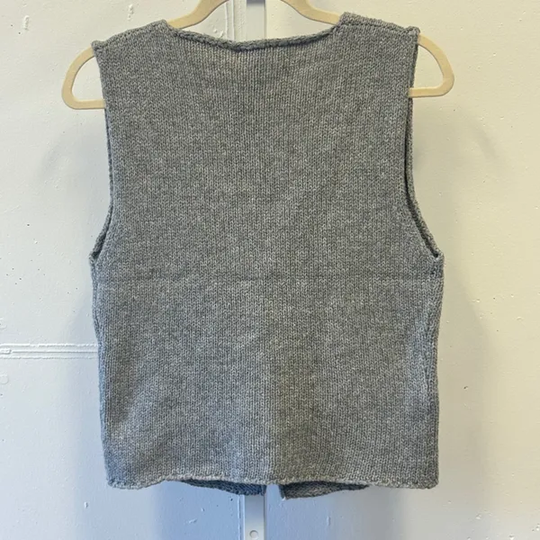 NWT Rumours Women's Grey Knit V-Neck‎ Sweater Vest Sleeveless Minimalist Size M - Image 2