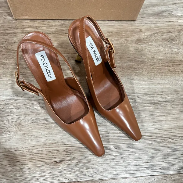 Steve Madden “Divine” Camel Leather Pointed Toe Slingback w Gold Heel - Size 6 - Image 2