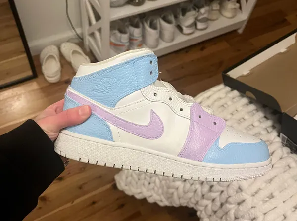 Nike Air Jordan 1 Mid - Image 2
