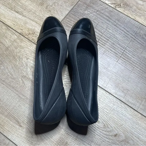 Crocs Flats Womens Size 8 Black Patent Shiny‎ Cap Toe Ballet Slip On Shoes 12300 - Image 4