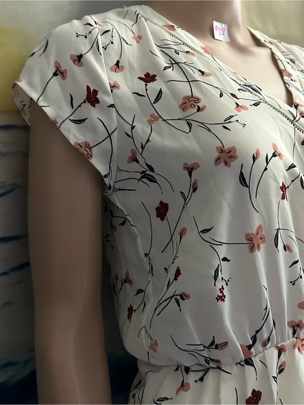 Sienna Sky Cream & Pink Floral V-Neck Blouse SZ Small NWT - Image 5