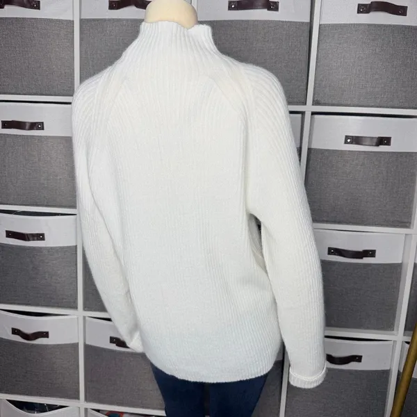 UNBRANDED Super Soft 1/4 Zip Sweater Size Medium White - Image 2