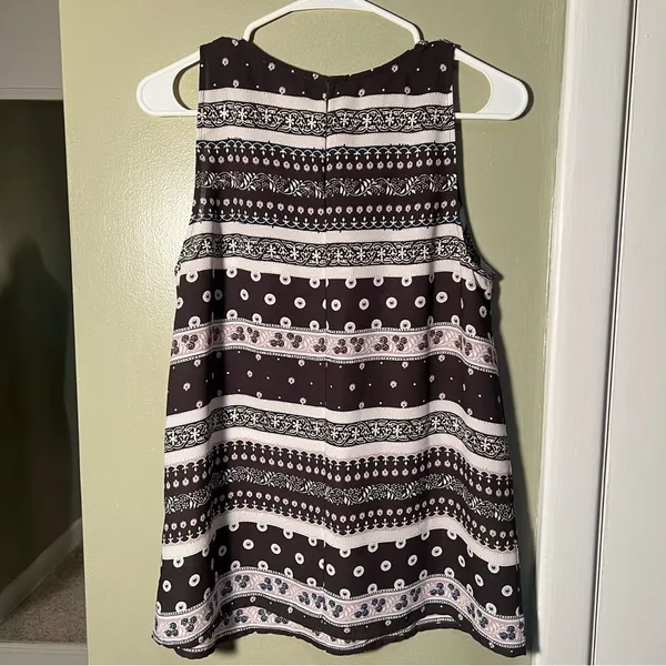 Loft‎ Women's Size Medium Sleeveless Blouse Gray White Pink Floral Stripe Scoop - Image 4