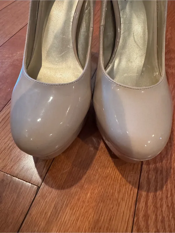 G by GUESS Winna Nude Patent Platform Heels Pumps | Size 6 Like New - Image 2