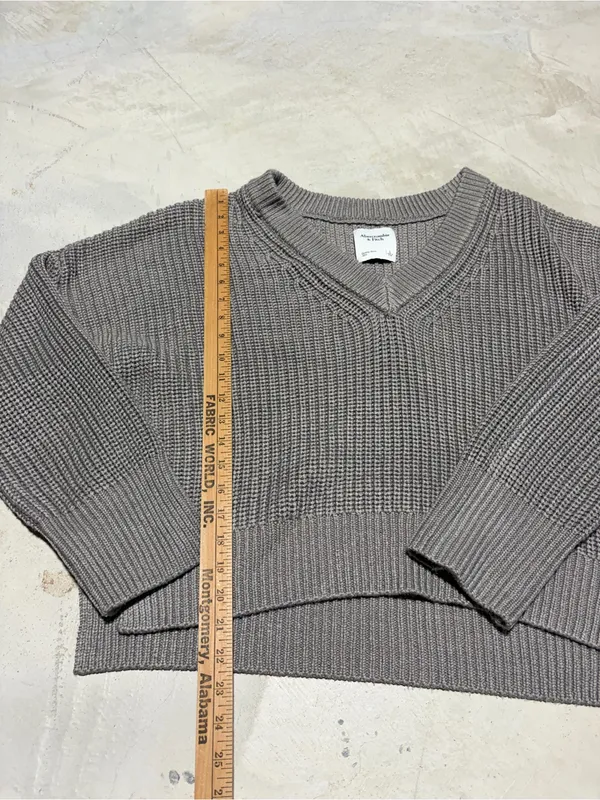 Abercrombie & fitch Cropped V-Neck knit Sweater grey taupe large - Image 2