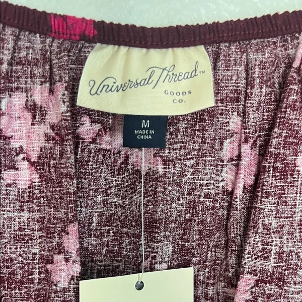 Universal Threads NWT Burgundy Blouse with Pink Floral Pattern Crop Sz M - Image 2